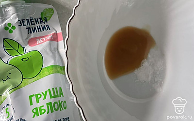 В миску добавьте яблочное пюре и разрыхлитель теста.