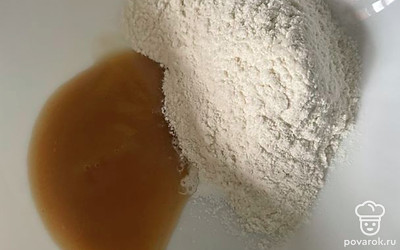 Просейте 2 ложки муки.