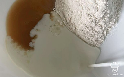 Влейте ложку молока и всыпьте щепотку ванилина.