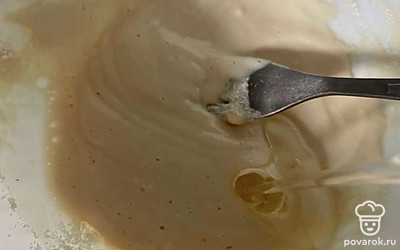 Влейте ложку растительного масла. Все перемешайте до однородной массы.