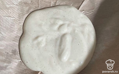 Вылейте на пергамент. Запекайте 8 минут в духовке при температуре 180 градусов.