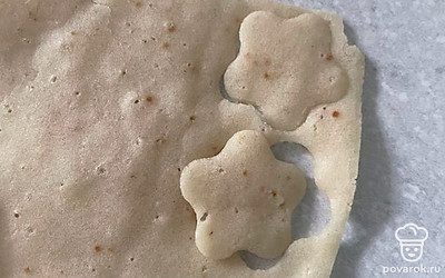 Из готового пласта вырежьте цветочки при помощи формы.