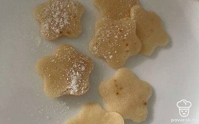 Посыпьте печенье сахарной пудрой.