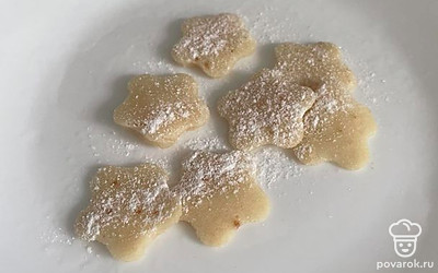 Перед подачей дополните выпечку мелко нарезанным арахисом.