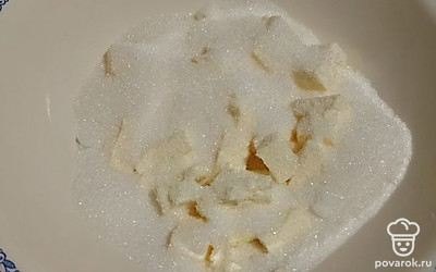 Мягкий маргарин растереть с сахарным песком. 