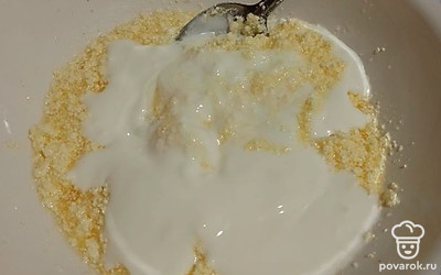 Добавить к массе из маргарина с песком сметану. Перемешать до однородного состояния. 