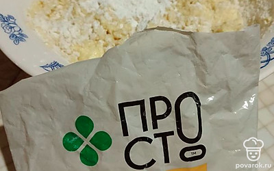 Добавить муку, соду, яйцо и кукурузный крахмал. Замесить тесто. 