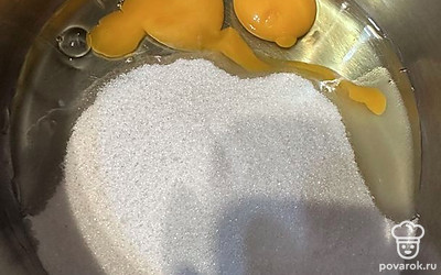 В глубокую чашу разбейте яйца, всыпьте сахар.