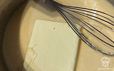 Добавьте сливочное масло.