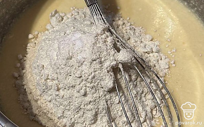 Высыпьте муку и соду. Тесто должно быть густым. 