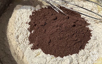 Добавьте какао-порошок. Перемешайте.