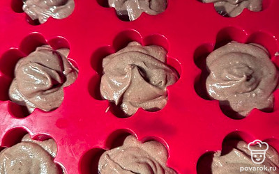 В формы выложите тесто. Выпекайте при 200 градусах до готовности (режим «Верх-низ»).