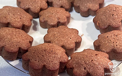 Готовое печенье переложите на тарелку.