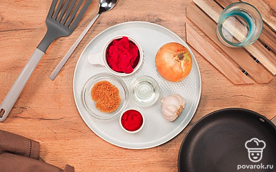 Подготовьте продукты. Очистите лук и чеснок.