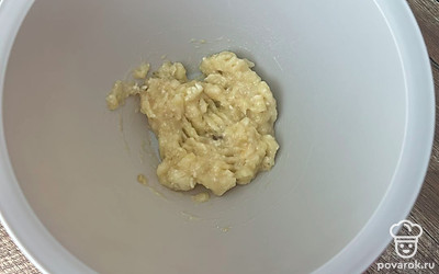 Банан разомните вилкой.