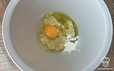 Добавьте яйцо, масло и разрыхлитель.