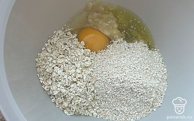 Половину овсяных хлопьев пробейте блендером. Добавьте перемолотые и целые овсяные хлопья в миску.