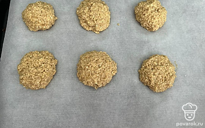 Сформируйте шарики и выложите на пергаментную бумагу. Отправьте в разогретую духовку на 20 минут при 180 градусах.