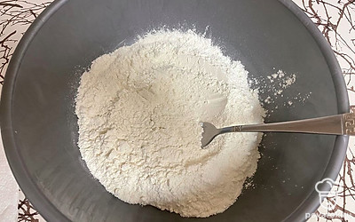 Соедините муку, сахар, ванильный сахар и разрыхлитель. Добавьте щепотку соли.