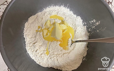 Масло растопите (не до конца) и добавьте к сухой смеси.