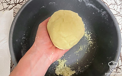 Замесите тесто до образования тугого комочка (5 минут).