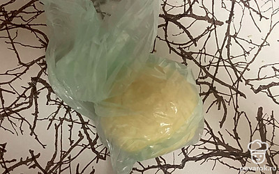 Тесто заверните в пакет и уберите примерно на 20 минут.