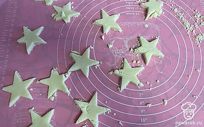 Раскатайте тесто, вырежьте заездочки.