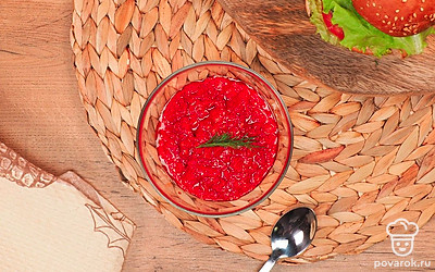 Соус для бургера намажьте на булочки. Также можно подать его отдельно в соуснице.