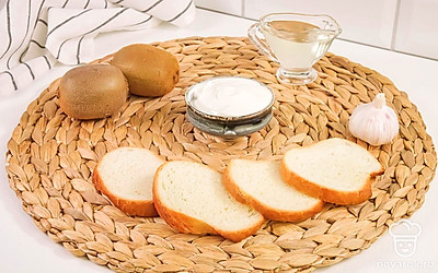 Очистите киви и зубчик чеснока.