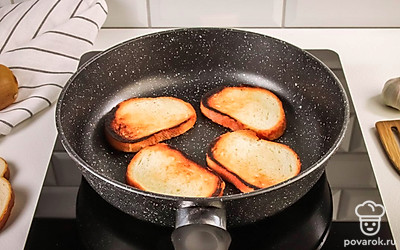 Разогрейте сковороду и обжарьте ломтики хлеба на растительном масле.