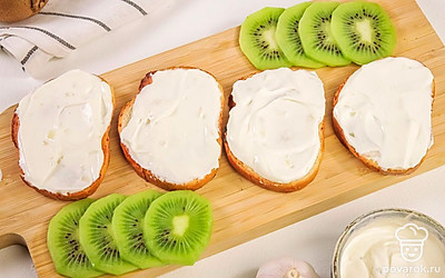 Смешайте сметану и чеснок. Полученными соусом смажьте гренки.