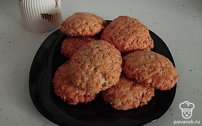 Подавайте печенье с сахарной пудрой. Вкуснее всего будет обмакивать его в молоко!