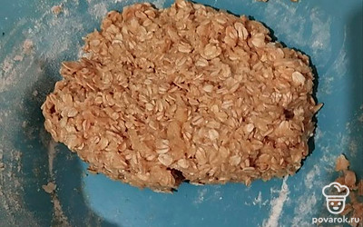 Растопите мед и сливочное масло. Смешайте их с сухими ингредиентами. Замесите все в однородную массу.