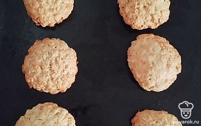 Сформируйте одинаковые шарики и приплюсните их в форму будущей печеньки. Отправьте в духовку на 15 минут при 180 градусах.