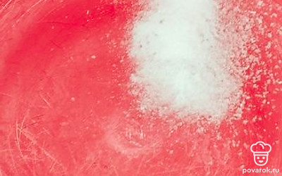 В 2 разные емкости насыпьте по 1 щепотке соли и ванилина, добавьте 2 чайных ложки разрыхлителя. 