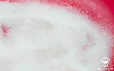 В обе емкости добавьте по 110 граммов сахара. Остальной сахар понадобится для посыпки. 