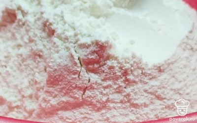 Поверх сахара в обе емкости добавьте муку (по 400 граммов). 