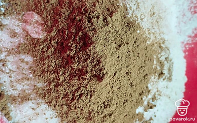 В емкость к муке добавьте какао. 