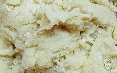 В обе емкости добавьте воду (по 120 миллилитров) и растительное масло (по 120 миллилитров). Замесите тесто без какао. Уберите в холодильник на 15-20 минут. 