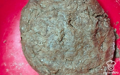 Замесите тесто с какао. Уберите в холодильник на 15-20 минут. 