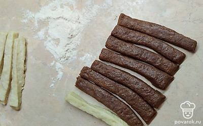 Достаньте из холодильника два вида теста, раскатайте толщиной около 1,5 сантиметров. Разрежьте на полоски шириной 1,5 сантиметра. 