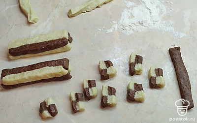 Сложите полоски в шахматном порядке, слегка спрессуйте, разрежьте на кусочки. 