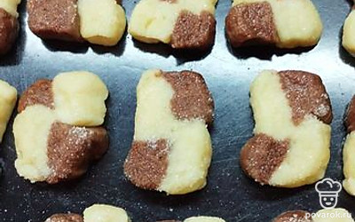 Каждый шахматный кусочек обмакните в сахар и выложите на противень. Поставьте в разогретую духовку на 40-45 минут. 