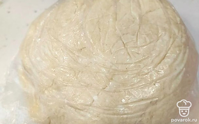 Замесите тесто, переложите в пакет и уберите в холодильник на 30-60 минут.