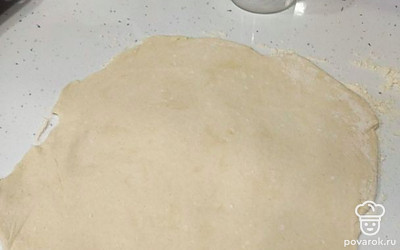 Достаньте тесто из холодильника и раскатайте в тонкий пласт.