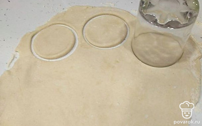 Вырежьте из теста кружочки. Используйте стакан.