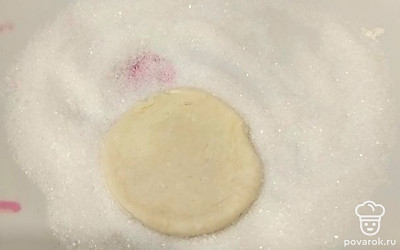 Каждый кружочек обмакните в сахар, два раза сложите пополам.