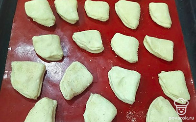 Заготовки выложите на противень. Выпекайте в духовке 30-40 минут при 180 градусах.