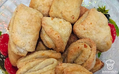 Горячее печенье подайте с молоком, а остывшее — с горячим чаем. 