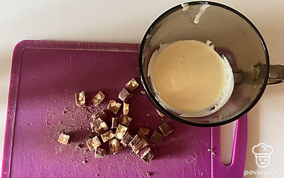 Маргарин растопите до жидкого состояния в микроволновой печи. Шоколадный батончик нарежьте на мелкие кубики.